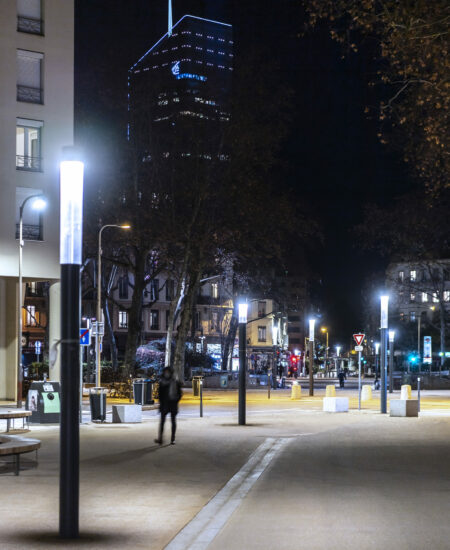 5 lampadaires LED place Guichard Lyon vue sur tour Incity de nuit